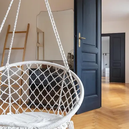 Center - Reserved Parking&wi-fi