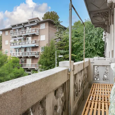 Center - Reserved Parking & Wi-fi *