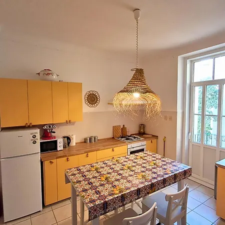 Center - Reserved Parking & Wi-fi